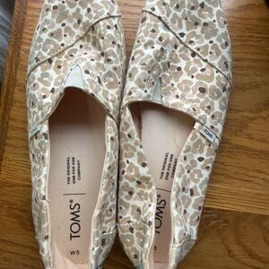 TOMS Women's Beige Leopard Flats